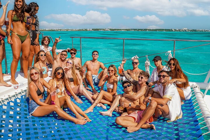 VIP Isla Mujeres Sailing: Isla Mujeres Cruise with Beach Club, Snorkel, Lunch and Open Bar