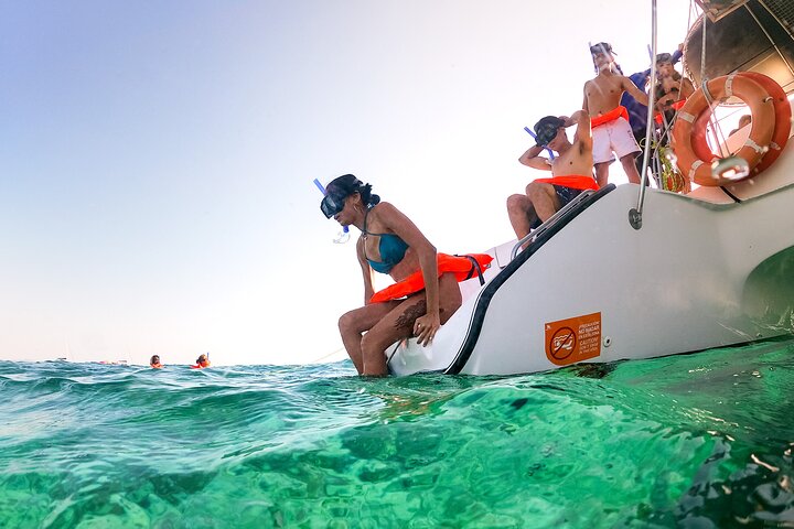 VIP Isla Mujeres Sailing: Isla Mujeres Cruise with Beach Club, Snorkel, Lunch and Open Bar